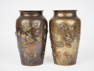 Vente aux enchères Japon, période Meiji,  Paire de vases en bronze de patine claire, à dé