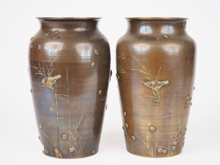 Japon, période Meiji,  Paire de vases en bronze de patine claire, à dé