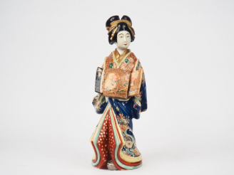 Vente aux enchères Japon, période Taisho, Importante statue en porcelaine de Kutani repré