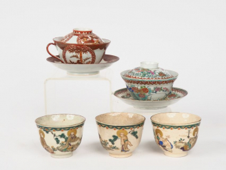 Vente aux enchères Japon, vers 1900,  Coupes et soucoupes avec présentoir en porcelaine d