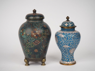 Vente aux enchères Japon et Chine 1900,  Deux vases couverts en émaux cloisonnés sur cuiv
