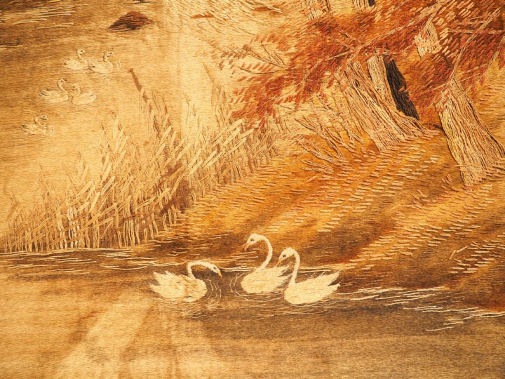 Japon, XXe siècle, Grande tenture brodée en camaïeu beige, brun ocre f