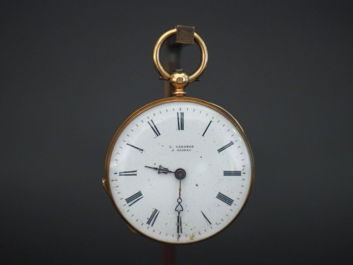 L. CABANON Montre de col Napoléon III en or jaune et émail noir.  Cadr