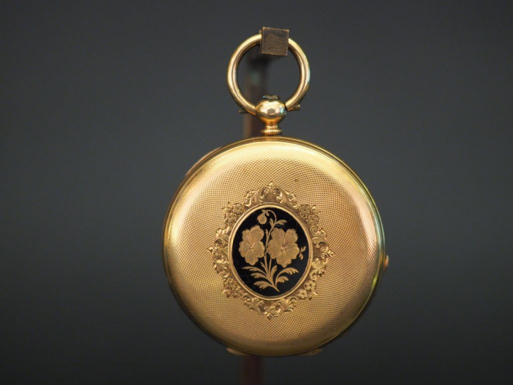 L. CABANON Montre de col Napoléon III en or jaune et émail noir.  Cadr