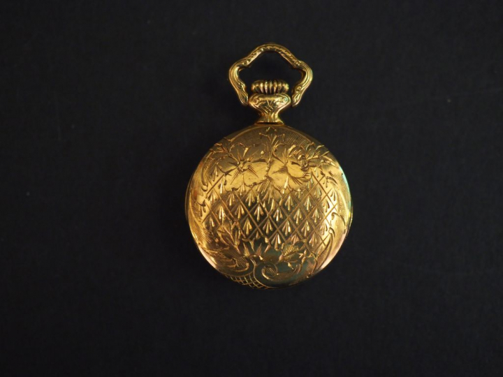 INCABLOC Petite montre de col en or jaune. Cadran à chiffres romains p