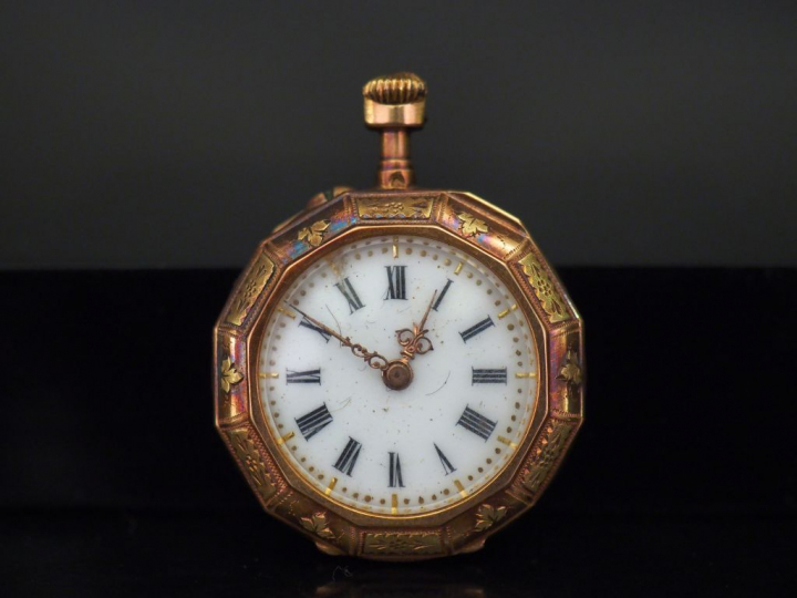 Montre de col de style Louis XV en or jaune.  Cadran à chiffres romain