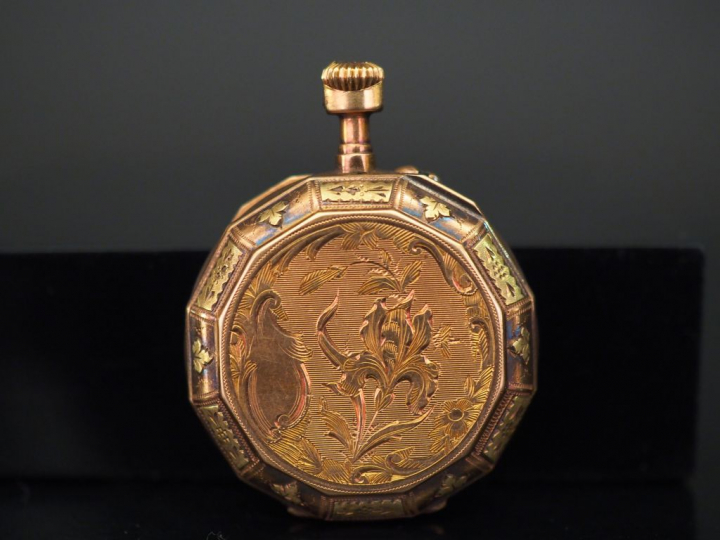 Montre de col de style Louis XV en or jaune.  Cadran à chiffres romain