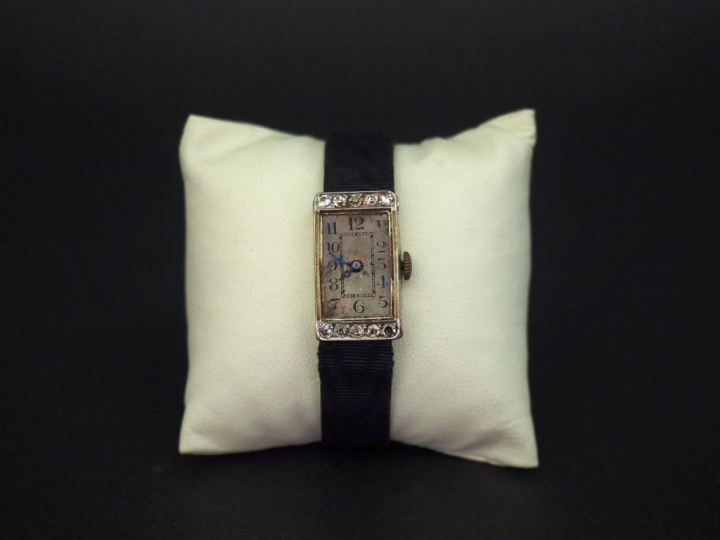 Montre bracelet de dame de style Art déco, boitier en or blanc agrémen
