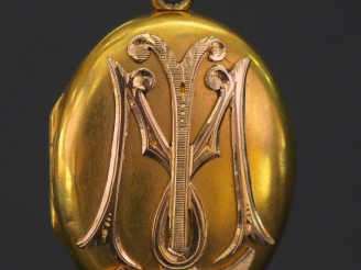 Vente aux enchères Pendentif porte-photo de forme ovale en or jaune, à décor appliqué de 