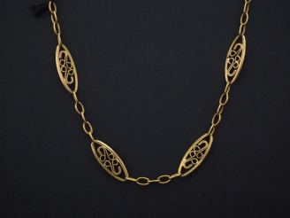 Vente aux enchères Collier souple en or jaune, à décor de maillons ovales filigranés et a