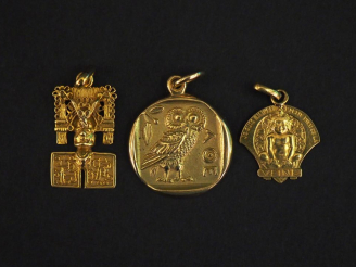 Vente aux enchères Ensemble comprenant :  - un pendentif en or jaune, à décor de chouette