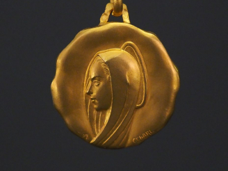 Vente aux enchères Médaille religieuse à bord irrégulier en or jaune, figurant la Sainte 