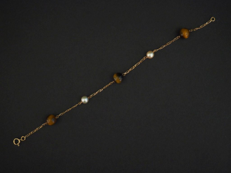 Vente aux enchères Bracelet souple en or jaune, maille cheval, orné de perles blanches et