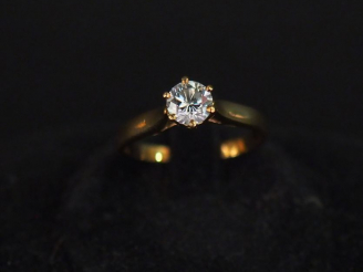 Vente aux enchères Bague solitaire en or jaune, sertie en son centre d'un diamant de 0,4 
