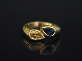 Vente aux enchères Bague dite "Toi   Moi" en or jaune, sertie d'une pierre bleu et d'une 