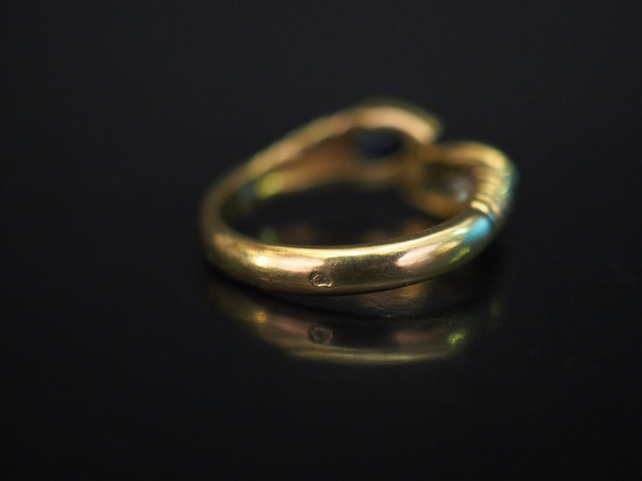 Bague dite "Toi   Moi" en or jaune, sertie d'une pierre bleu et d'une 