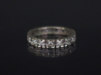 Vente aux enchères Alliance américaine en or blanc et diamants. TDD. 48  Poids tel. 2,41 