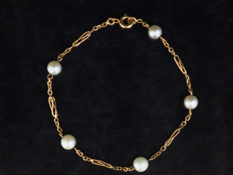 Vente aux enchères Bracelet souple en or jaune, composé de maillons ovales ajourés et per