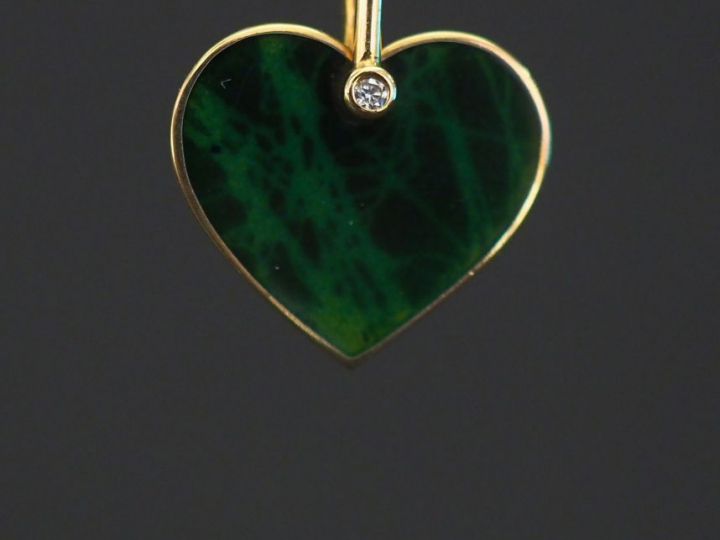 Pendentif en or jaune et pierre dure ou malachite en forme de cœur, se
