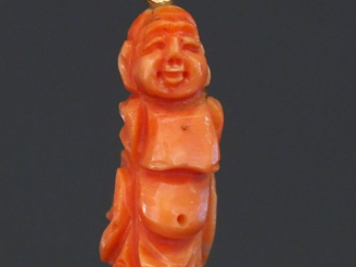 Vente aux enchères Pendentif de style Extrême-Orient en corail et or jaune, figurant un p