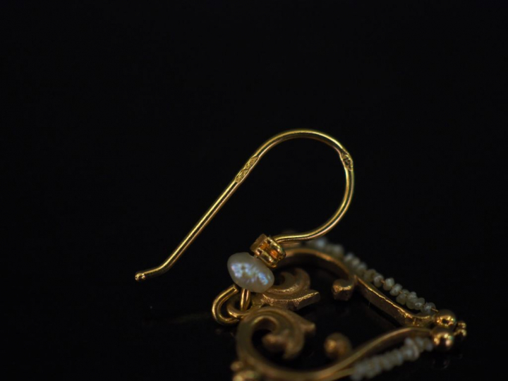 Paire de perce-oreilles en or jaune et petites perles blanches de form