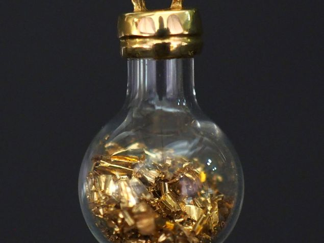Pendentif en or jaune et verre ou composition, en forme de flacon remp