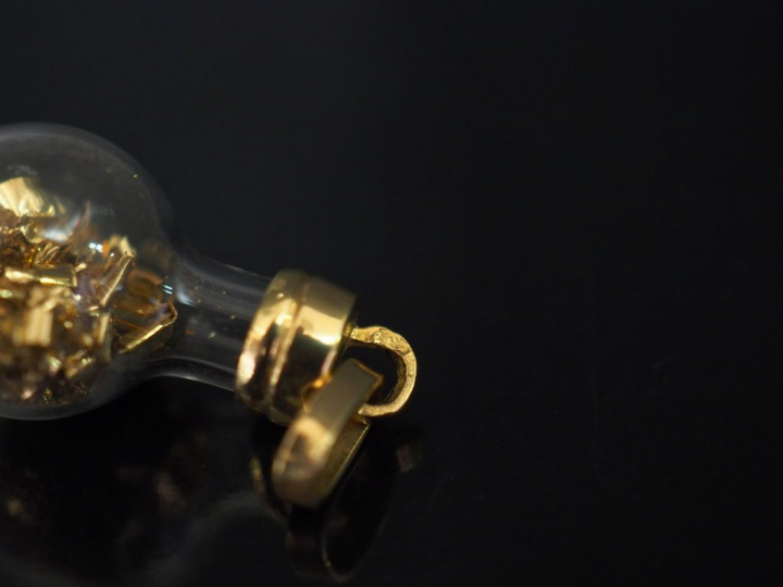 Pendentif en or jaune et verre ou composition, en forme de flacon remp