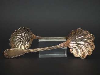 Vente aux enchères Cuillère à saupoudrer Restauration en argent, poinçon Vieillard, modèl