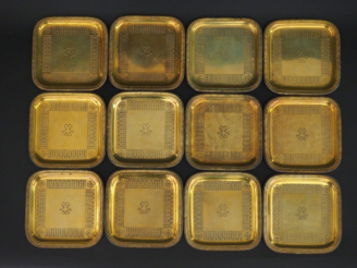 Vente aux enchères Suite de douze petites assiettes carrées en vermeil, poinçon Minerve, 