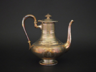 Vente aux enchères Théière en argent de style Louis XVI en argent, poinçon Minerve, à déc