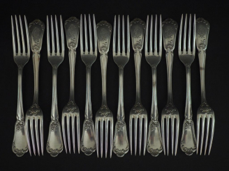 Vente aux enchères Suite de douze grandes fourchettes de style Louis XV en argent, poinço
