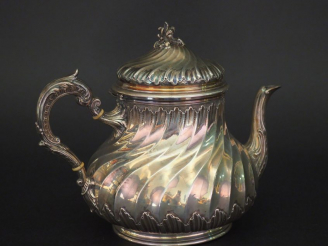 Vente aux enchères Théière de style Louis XV en argent, à décor de côtes torse. Anse et b