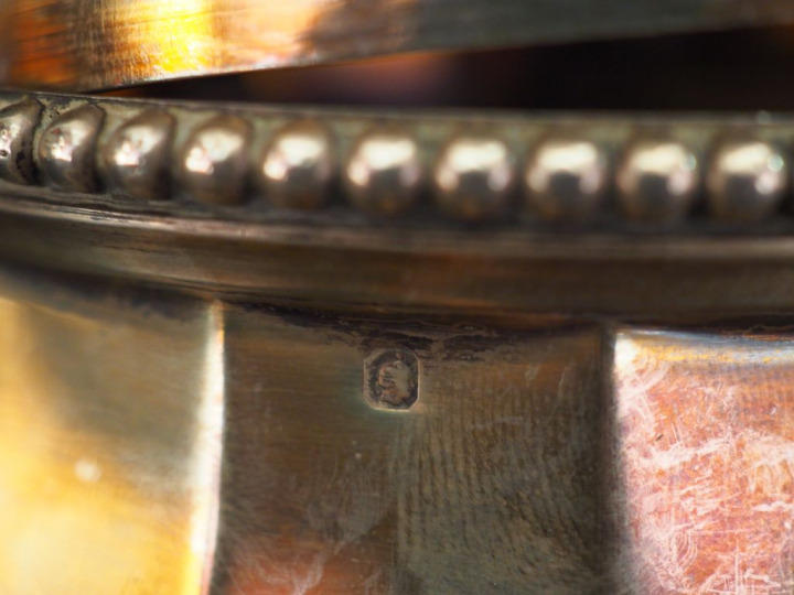 Sucrier sur piédouche en argent facetté, poinçon Minerve, à décor de r