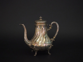 Vente aux enchères 	Verseuse Napoléon III de style Louis XV en argent, poinçon Minerve, à