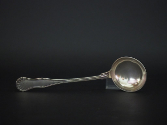 Vente aux enchères Louche en argent, poinçon Minerve, à décor de coquille. Monogrammée.  
