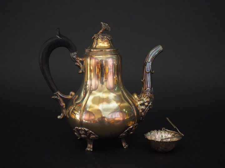 Petite théière de style Louis XV en argent, poinçon Minerve, bec verse