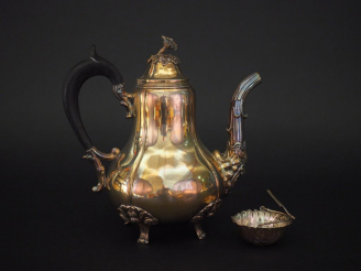 Vente aux enchères Petite théière de style Louis XV en argent, poinçon Minerve, bec verse