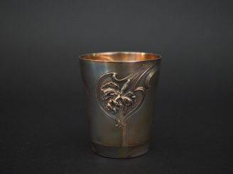 Vente aux enchères Timbale de style Art Nouveau, à décor au repoussé d'iris.  Poids. 7,5 