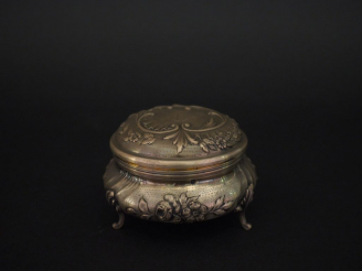 Vente aux enchères Sucrier tripode de style Louis XV en argent, poinçon Minerve, à décor 