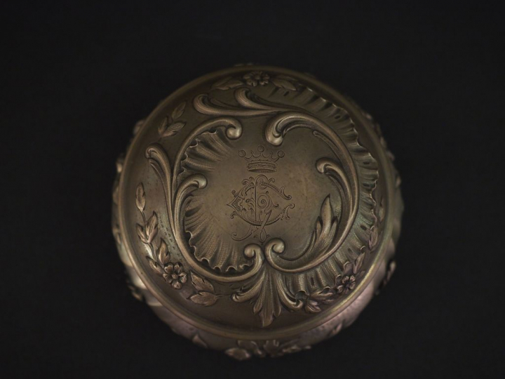 Sucrier tripode de style Louis XV en argent, poinçon Minerve, à décor 
