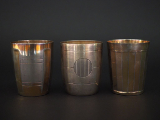Vente aux enchères Ensemble comprenant :  - une timbale de style Art déco en argent, poin