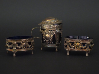 Vente aux enchères Garniture de table de style Louis XVI en argent, à décor ajouré d'amou