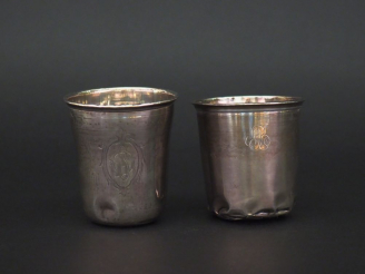 Vente aux enchères Deux différentes timbales en argent, poinçon Minerve, à décor de monog