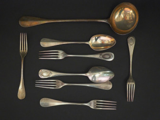 Vente aux enchères Louche de style Louis XVI en argent, poinçon Minerve, à décor de carto