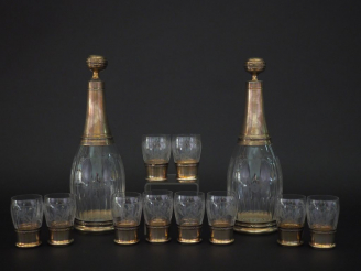 Vente aux enchères Service à liqueur de style Louis XVI en cristal gravé et argent, poinç