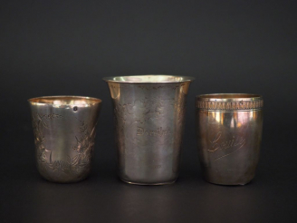 Vente aux enchères Ensemble comprenant :  - une timbale de forme évasée en argent, à déco