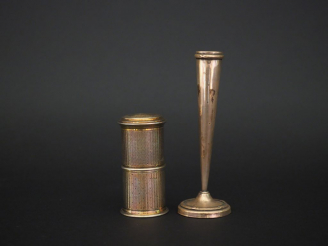 Vente aux enchères Ensemble comprenant :  - une boite à cire de style Louis XVI en argent