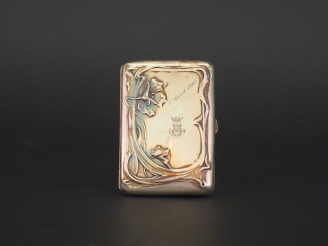 Vente aux enchères Etui à cigarettes Art Nouveau en argent 800, à décor au repoussé de fl