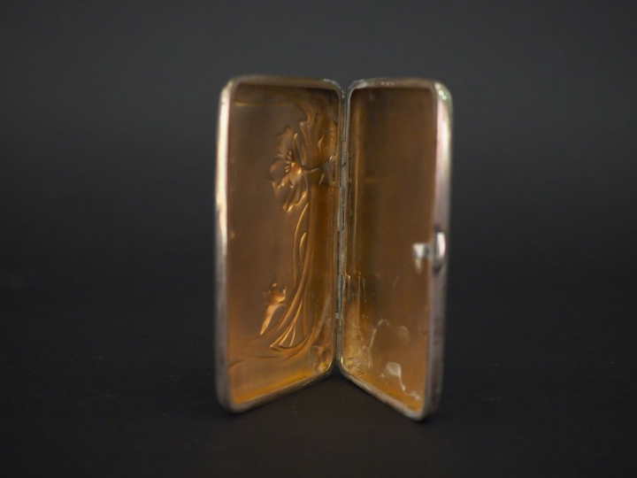 Etui à cigarettes Art Nouveau en argent 800, à décor au repoussé de fl