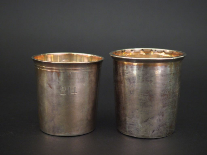 Ensemble comprenant deux différentes timbales en argent lisse, poinçon